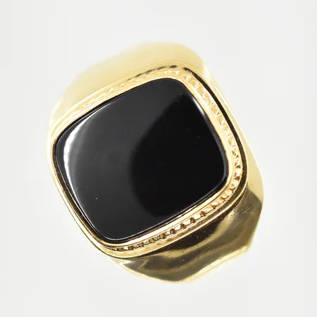 Klackring med Onyx, stl 20½, bredd 5-17 mm, 18K. Vikt: 4,4 g