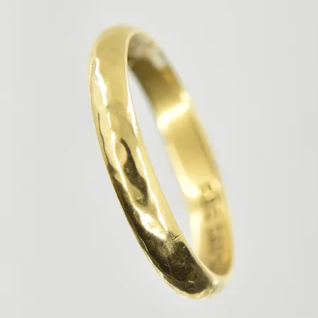 Ring, stl 20, bredd 3 mm, gravyr, 14K. Vikt: 3,2 g