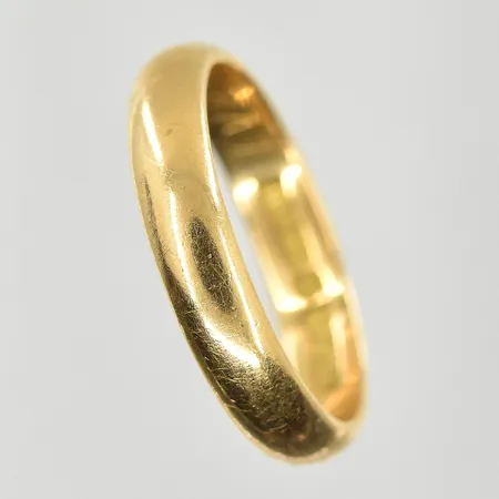 Ring, stl 19½, bredd 4 mm, gravyr, 18K. Vikt: 5,7 g