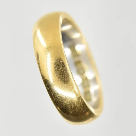 Ring, stl 17¼, bredd 5 mm, gravyr, gulguld/vitguld, 18K. Vikt: 7,9 g