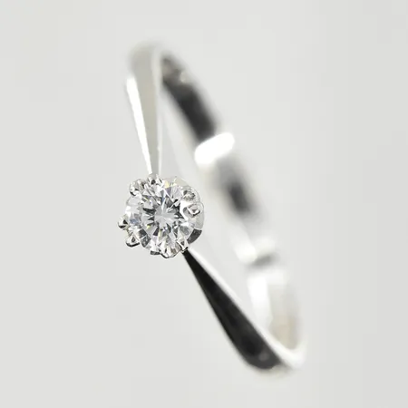 Ring med diamant 0,23ct, stl 19¾, bredd 2-5 mm, vitguld, 18K. Vikt: 3 g