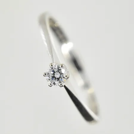 Ring med diamant 0,13ct, stl 18½, bredd 2-4 mm, vitguld, 18K. Vikt: 2,3 g