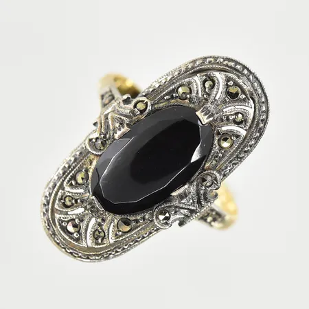 Ring med Onyx och Markasiter infattade i silver, stl 15¼, skena i 18K. Vikt: 3,1 g