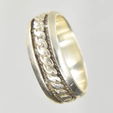 Ring, stl 21¼, bredd 10 mm, 925/1000 silver. Vikt: 10,2 g