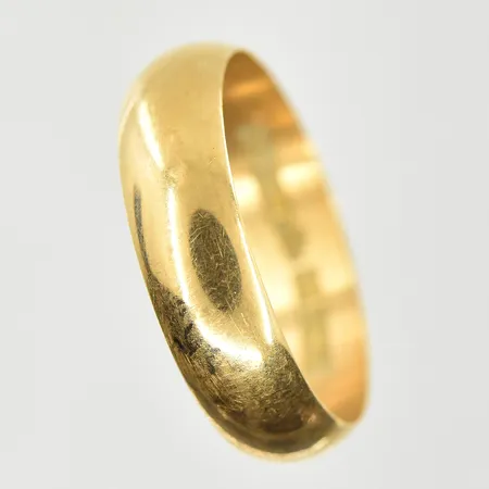 Ring, stl 20¾, bredd 6 mm, gravyr, 18K. Vikt: 5,5 g