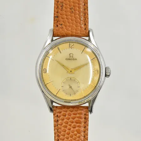 Herrur Omega, boett Ø36 mm, manuell, stål, läderband, refnr 2791-6, serienr 14581059, cal 266, repigt plastglas, mindre klämskador på hornen, fungerade vid testtillfället, inga tillbehör.