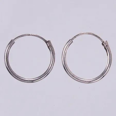 Ett par örringar, Ø 13mm, bredd ca 1mm, silver Vikt: 0,5 g