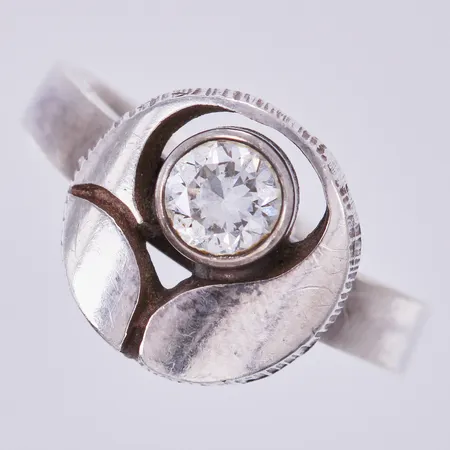 Ring med bergkristall, Karl Laine, 1987, stl ca 16½, bredd ca 4-11mm, 925/1000 silver Vikt: 3,1 g