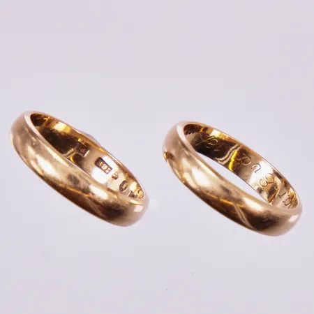 2 Ringar, graverade, stl: 17, bredd ca 4mm, 1965 & 1967, 18K Vikt: 8,4 g