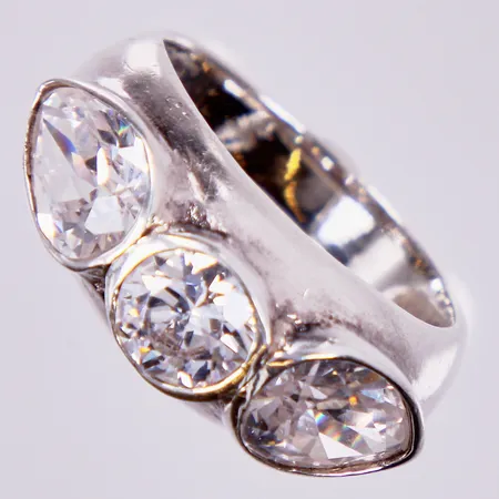 Ring med vita stenar, stl: 17 ¼, bredd ca 4-8mm, silver Vikt: 6,1 g