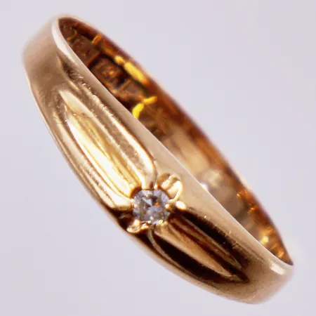 Ring med diamant ca 1x0,02ct (8/8-slipning), stl: otydlig stämpel år 1959, stl: 17¼, bredd ca 2-4mm, 18K Vikt: 1,2 g