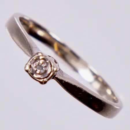 Ring med diamant ca 1x0,005ct, stl: 16 ¾, bredd ca 2-3mm, svensk importstämpel, 18K Vikt: 2,1 g