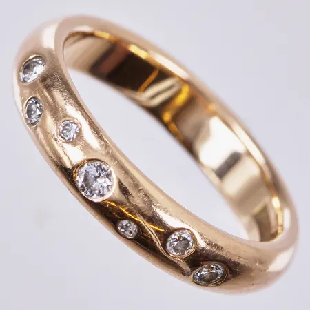 Ring med  diamanter ca totalt 0,10ct, stl: 16 ½, bredd ca 4mm, stämplad: classic, årsstämpel saknas, 18K Vikt: 5,3 g