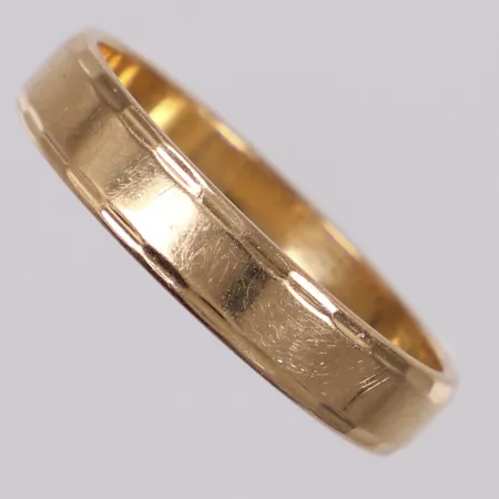 Ring slät, stl 17¾, bredd 4mm, Schalin, gravyr, 18K Vikt: 3,4 g