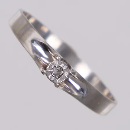 Ring med åttkantslipad diamant 1xca0,01ct, stl 18¼, bredd 2,2-3,5mm, vitguld 18K Vikt: 1,8 g