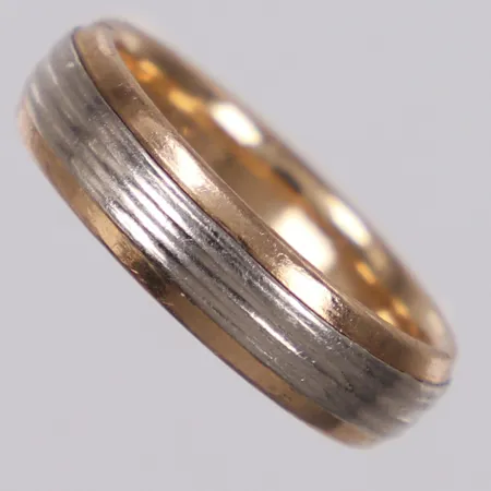 Ring, stl 13¾, bredd 4,1mm, gravyr, vitguld/rödguld, 9K Vikt: 2,4 g