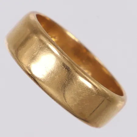 Ring, slät, gravyr, stl 19½, bredd 6,7mm, 18K  Vikt: 9,2 g