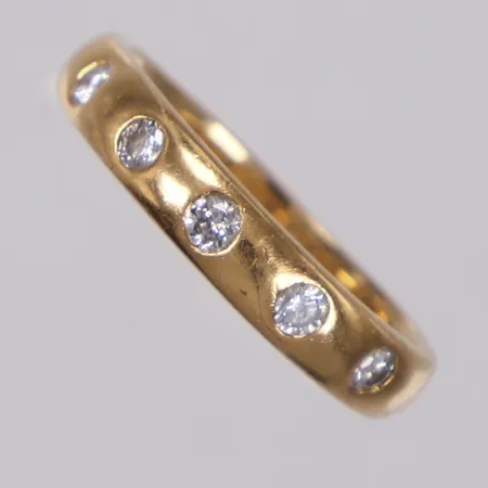 Ring med briljantslipade diamanter ca 0,25ctv, stl 17, bredd 3,7mm, nagg, repor, GFAB, 18K  Vikt: 4,3 g