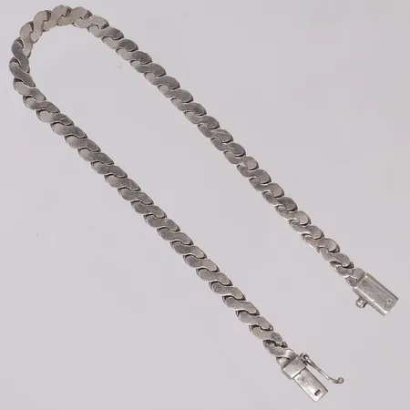 Armband, längd 19cm, bredd 3,8mm, repor, glapp i lås, 835/1000 silver Vikt: 8,3 g