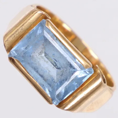 Ring med ljusblå sten, nagg, J. Petterssons Eftr, Stockholm, år 1963, stl 18¼, bredd 9,3mm, repor, 18K Vikt: 8,7 g