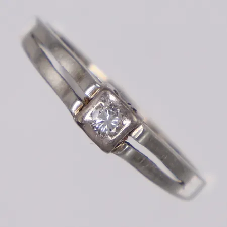 Ring med briljantslipad diamant ca 0,05ct, stl 17¼, vitguld 18K Vikt: 2,2 g