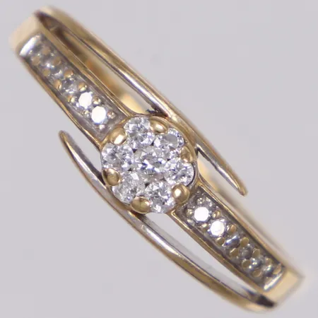 Ring med briljantslipade diamanter ca 0,21ctv, stl 17½, bredd 5,8mm, slitage, 18K Vikt: 2,8 g