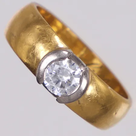  Ring med Cubic Zirkonia, nagg, stl 16¾, bredd 5,4mm, slitage, gravyr, 23K  Vikt: 7,4 g