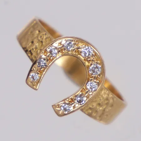 Ring med briljantslipade diamanter, ca 0,09ctv, hästsko, bredd 9,4mm, stl 15, 18K Vikt: 2,6 g