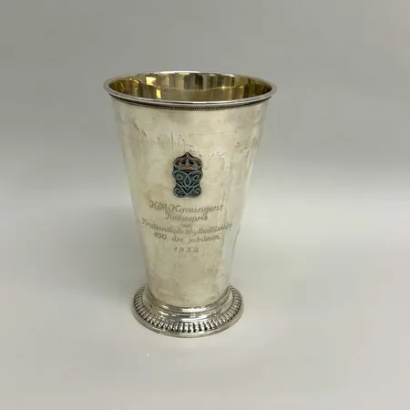 Vas/pokal, Hederspris med kungligt emblem, höjd 23cm, K. Andersson, år 1932 bucklor, gravyr, 830/1000 silver Vikt: 534,5 g