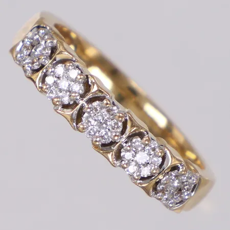 Ring med briljantslipade diamanter ca 0,28ctv, bredd 4,2mm, stl 17½, 18K Vikt: 4,2 g