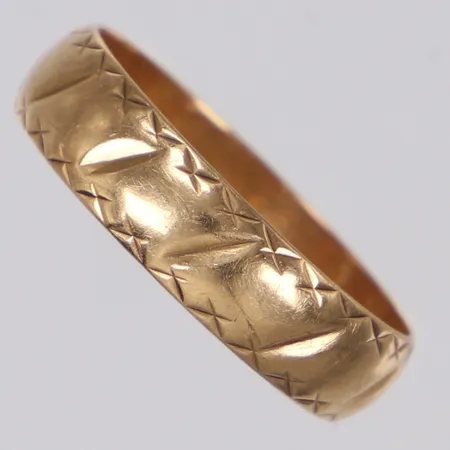 Ring, mönstrad, stl 18¼, bred 4,9mm, gravyr, 18K Vikt: 3,4 g