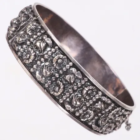 Stelt armband, blommönster, Ø66mm, bredd 19,5mm, importstämpel, säkerhetskedja, 830/1000 silver Vikt: 27,1 g