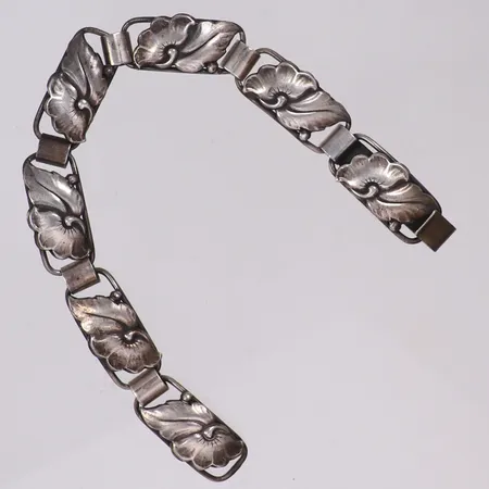 Armband, längd 18,5cm, bredd 10,6mm, stämplat JT 5, importstämpel, 830/1000 silver Vikt: 15 g