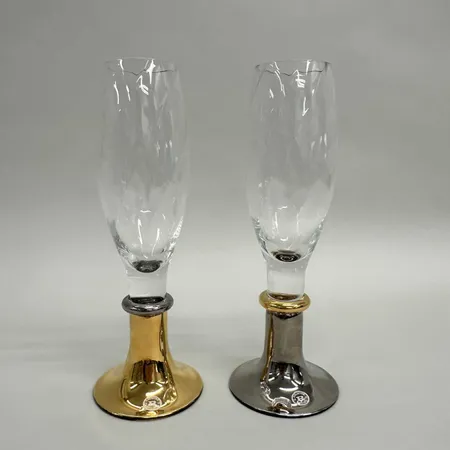 2 Champagneglas, Reijmyre, Gala, design Margareta Hennix, klarglas med handmålad guld- och platinafärgad dekor, höjd ca 24cm, Ø8cm i foten, märkta 19385 undertill  Skickas med paket.