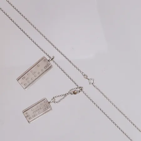 Collier med två hängen, Make Love Not War Tags, Efva Attling, längd 60cm, bredd ca 2mm, hängenas mått ca 43x14,5mm, och 34,2x14,3mm, punktskrift, silver 925/1000 Vikt: 27,8 g