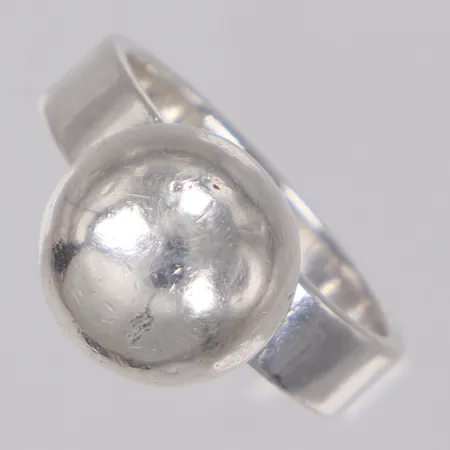 Ring med kuldetalj, stl 16¾, bredd 4,9-11,9mm, silver 925/1000 Vikt: 5,6 g