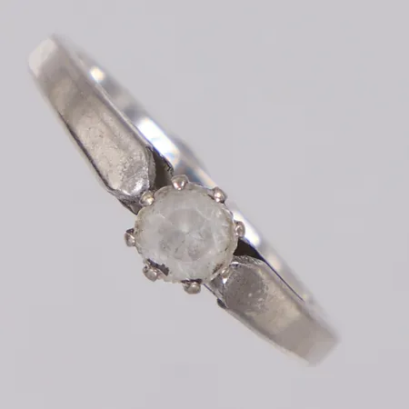 Ring med vit sten, stl 17, bredd 1,7-5,1mm, silver 835/1000 Vikt: 1,6 g