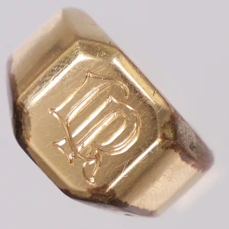 Klackring med monogram, stl 16¾, bredd 5,9-13mm, gravyr, 18K  Vikt: 10,2 g