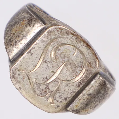 Ring med monogram, stl 19½, bredd 3,5-14,4mm, silver 830/1000 Vikt: 9,6 g