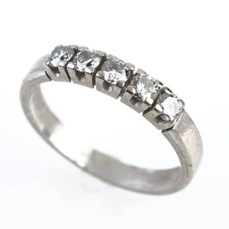 Ring m 5 diamanter ca 0,05ct/styck, vitguld, stl 18(57), bredd 3,5mm, 18k Vikt: 4 g