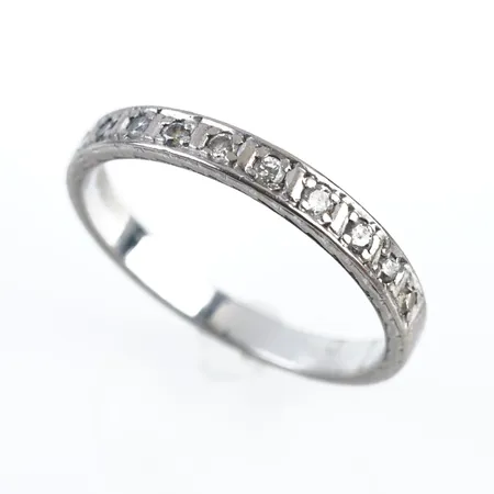 Ring m diamanter, vitguld, stl 18(57), bredd 2,5mm, 18k Vikt: 2,7 g