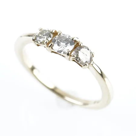 Ring m 3 diamanter, stl 17½(54), bredd 4mm, 14k Vikt: 2,1 g