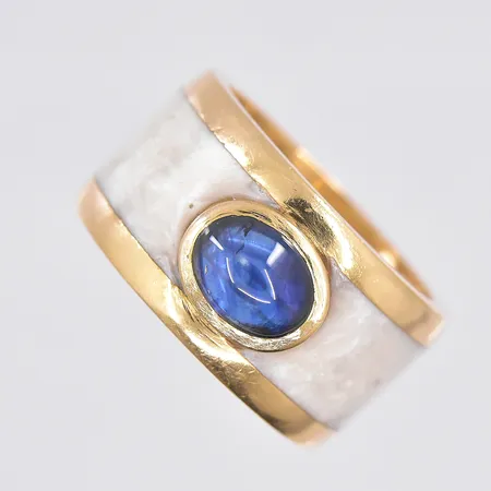 Ring med blå sten och pärlemor, stl 17¾, bredd ca 12mm, tillverkad av  Carl Larsson Guldsmed AB i Köping 2004, personlig gravyr, 18K Vikt: 9,5 g