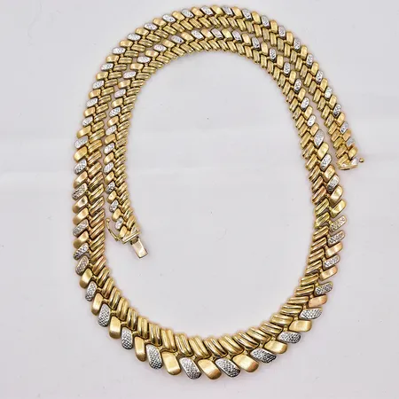 Collier, doserad, 50cm, bredd 8,5-16mm, vitguldsdetaljer, 14K Vikt: 44,4 g