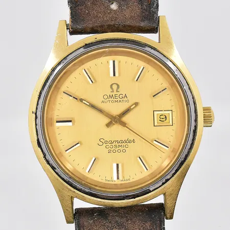 Herrrur Omega Cosmic 2000, automatisk, guld på stål, Ø38mm, datum, sekundvisare, slitet läderband,  service eller byte av packning, repor på glas, gravyr, inga tillbehör.