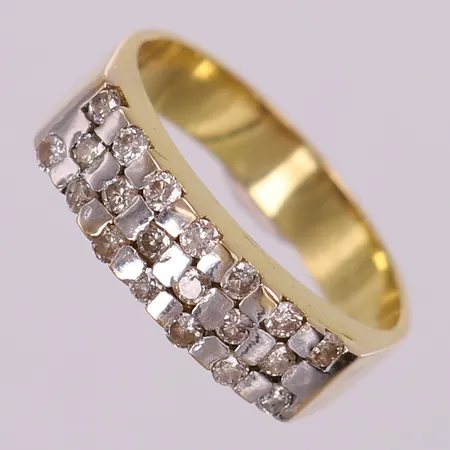 Ring med diamanter, ca 20x0,02ct, stl 17¼, bredd 4-5mm. 18K Vikt: 4,7 g