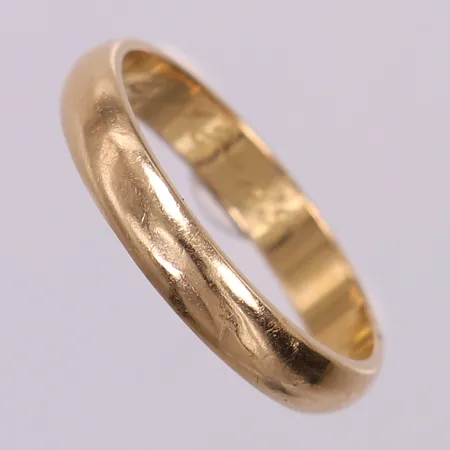 Ring slät, stl 17½, bredd 3,5mm, gravyr. 18K Vikt: 3,3 g