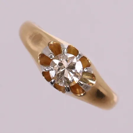 Ring med diamant, ca 0,35ct Ca/Piqué, stl 15¼, bredd 2-6mm, slitna klor. 18K Vikt: 2,7 g