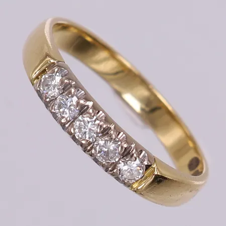 Ring med diamanter, ca 5x0,05ct, vitguldsinfattning, stl 17¾, bredd 3-4mm. 18K Vikt: 3,3 g