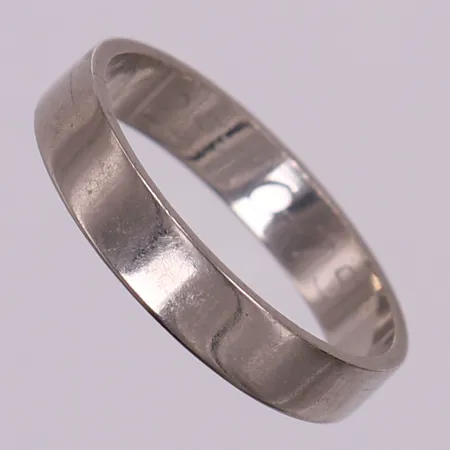 Ring vitguld, slät, stl 16¼, bredd 3,5mm, gravyr. 18K Vikt: 2,7 g